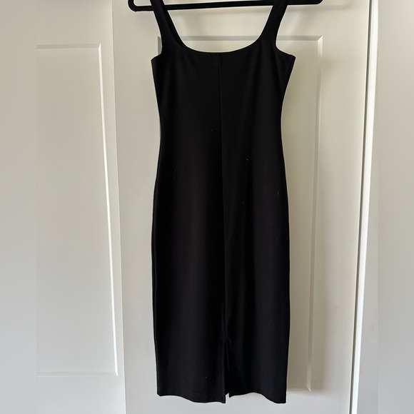 Elegant Black Dress - Picture 2 of 3